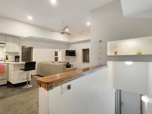 Spacious Jacuzzi Loft & Free Parking Near Icubs in Des Moines, USA