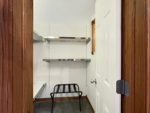 Spacious Jacuzzi Loft & Free Parking Near Icubs in Des Moines, USA