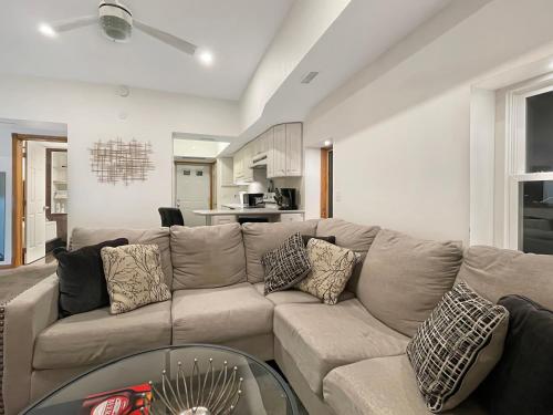 Spacious Jacuzzi Loft & Free Parking Near Icubs in Des Moines, USA