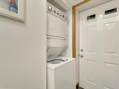 Spacious Jacuzzi Loft & Free Parking Near Icubs in Des Moines, USA