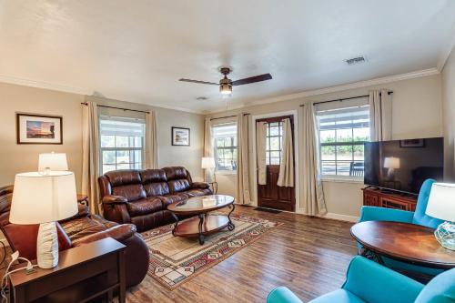 Pet-Friendly Florida Escape w/ Patio & Fire Pit! in Fort White