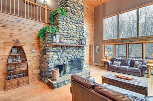Secluded Adirondack Cabin about 5 Mi to Sacandaga Lake in Broadalbin, USA