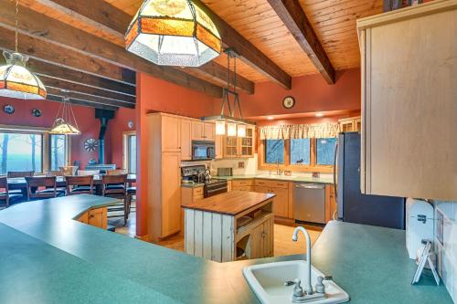 Secluded Adirondack Cabin about 5 Mi to Sacandaga Lake in Broadalbin, USA