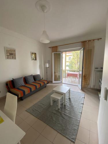 EUCALYPTI11 - Ampio alloggio ristrutturato con 3 camere, 2 bagni, terrazzo, balcone, Loano (zdjęcie 4)