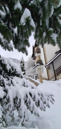 . Anikaapartmani, Brzeće