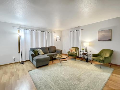 Charming Family Friendly 3br Duplex Close To Drake in Drake Park