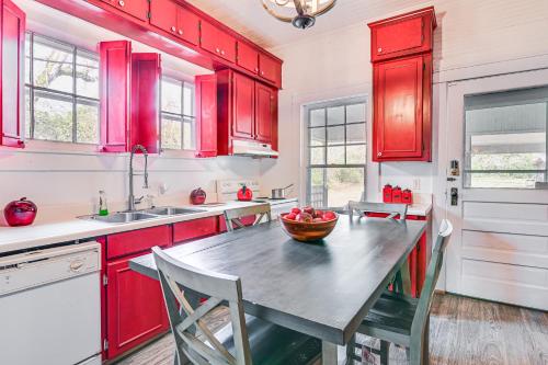 Historic Aberdeen Vacation Home with Yard! in Aberdeen (MS)