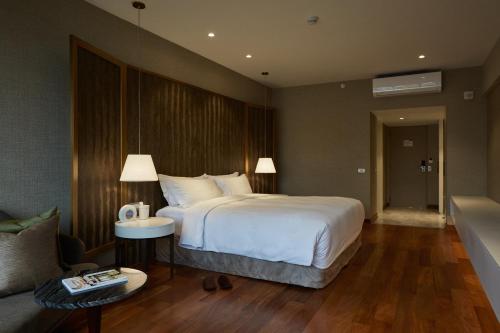 Deluxe King Room image 3