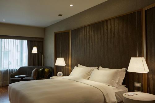 Deluxe King Room image 4