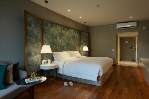 Deluxe King Room image 5