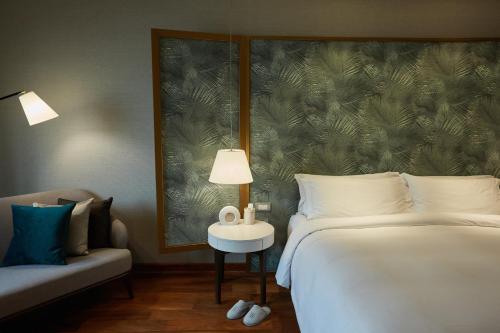 Deluxe King Room image 7