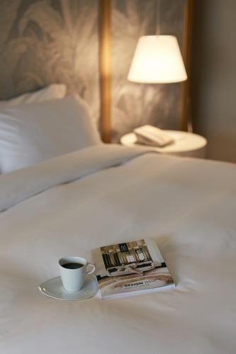 Deluxe King Room image 8