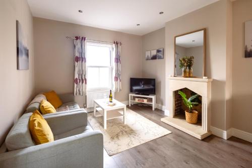 Family home in central Guildford with Parking - Apartment - Guildford