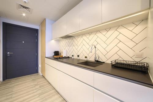 Chic Studio Gem in JVC - image 6