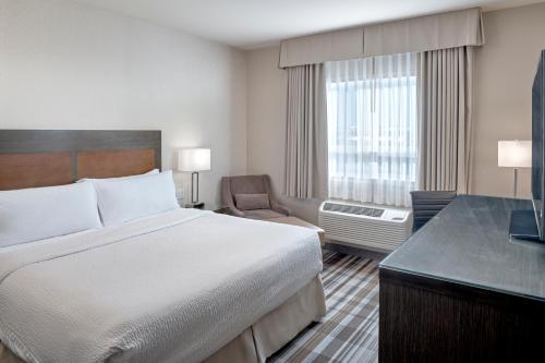 Fairfield Inn & Suites by Marriott Airdrie Room Type - Room, 1 King Bed, Bathtub