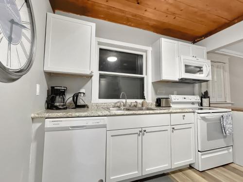 Beautiful 2br N Of Grand Near Downtown in Des Moines, USA