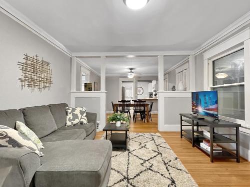 Beautiful 2br N Of Grand Near Downtown in Des Moines, USA