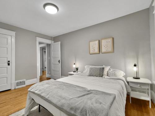 Beautiful 2br N Of Grand Near Downtown in Des Moines, USA