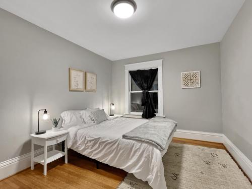 Beautiful 2br N Of Grand Near Downtown in Des Moines, USA