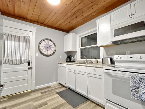 Beautiful 2br N Of Grand Near Downtown in Des Moines, USA