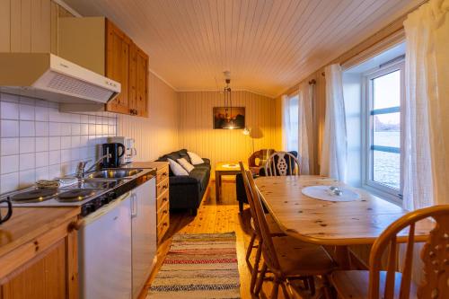 2-Bedroom Rorbu Cabin with 2 Bathroom and Sea View