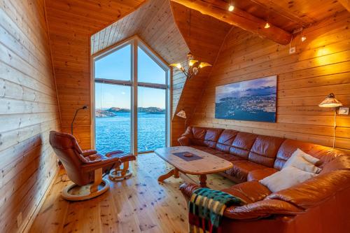Superior Rorbu Suite with Sea View
