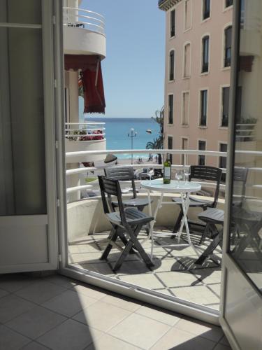 Nice Centre - Apartment with balcony and stunning sea view! - image 10