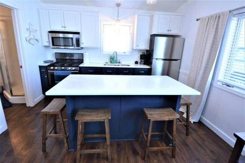 Remodeled, Grill, Outside Seating, Dock, Swimming in East Gull Lake (MN)