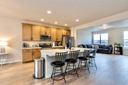 TempurPedic Quartz Balcony Modern 3BR 3 5BA in Colorado Springs, USA