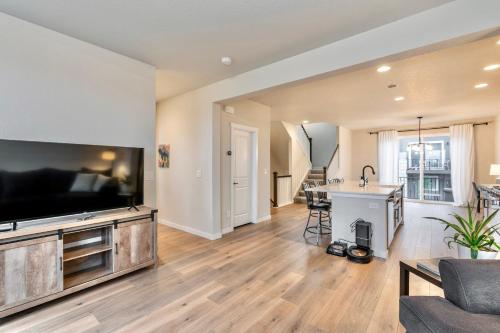 TempurPedic Quartz Balcony Modern 3BR 3 5BA