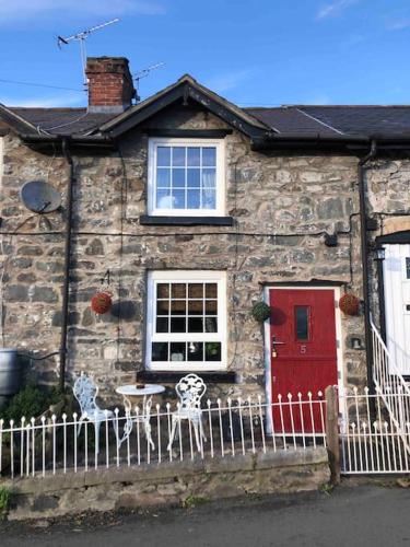 B&B Llanrhaeadr-ym-Mochnant - Maytree Cottage. Compact home in Mid Wales. - Bed and Breakfast Llanrhaeadr-ym-Mochnant