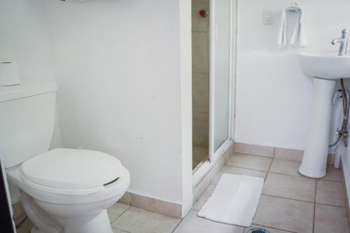 Double Room image 6