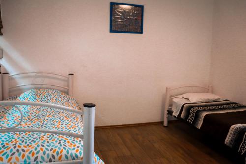 Twin Room with Private Bathroom image 2