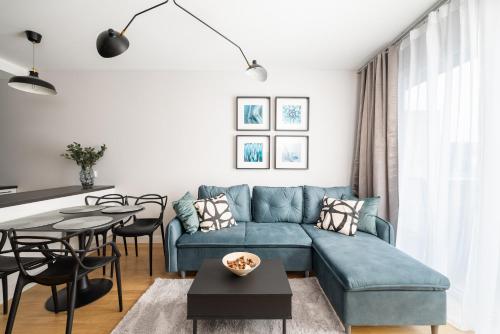 Metro Młynów Homely Apartment by BookingHost, Варшава