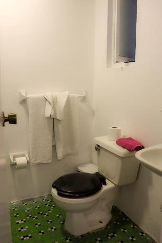 Twin Room with Private Bathroom image 4