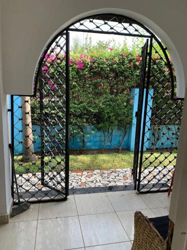 Oprema, Banana Republic in Yundum