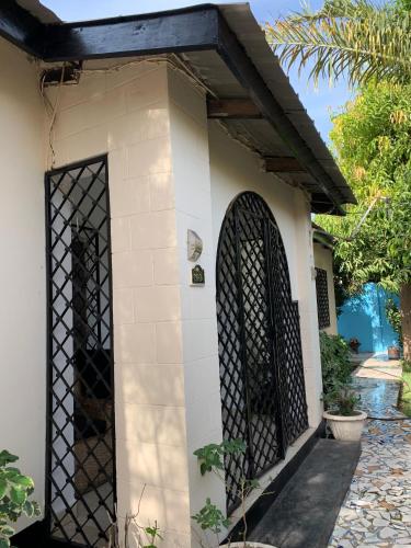 Zunanjost, Banana Republic in Yundum