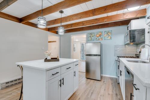 Arrowhead Lake Access Cabin with Resort Amenities detail