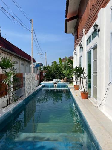Thai- American Home with swimming pool
