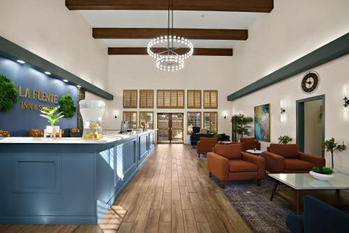 La Fuente Inn & Suites - image 6