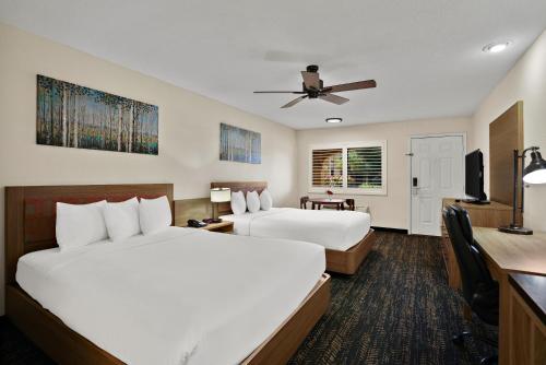 La Fuente Inn & Suites