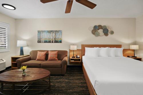 La Fuente Inn & Suites