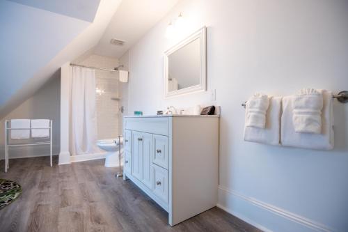 517811561 Sand Bar Cottage Inn