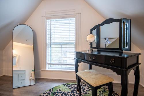 517811567 Sand Bar Cottage Inn
