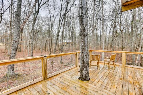 Peaceful Hikers Hideaway with Deck on 1 Acre!