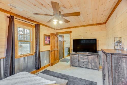 Peaceful Hikers Hideaway with Deck on 1 Acre!