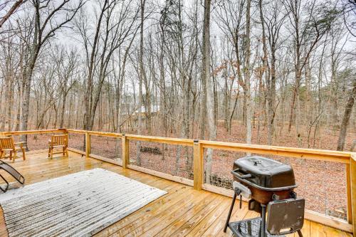 Peaceful Hikers Hideaway with Deck on 1 Acre!