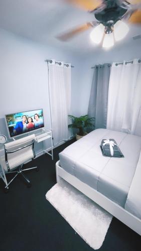 The Miami Room - 15 min from The Airport, 10 min from Six Flags in Atlanta, USA
