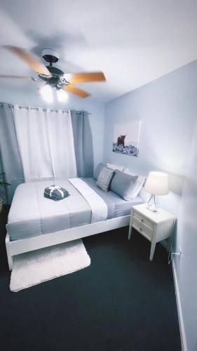 The Miami Room - 15 min from The Airport, 10 min from Six Flags in Atlanta, USA