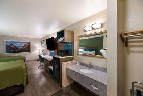 Quality Inn Alpine - image 11